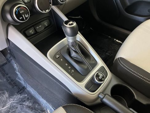 Used 2023 Hyundai Venue SEL FWD image 26