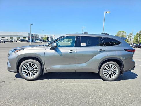 New 2026 Toyota Highlander Platinum AWD/4WD image 2