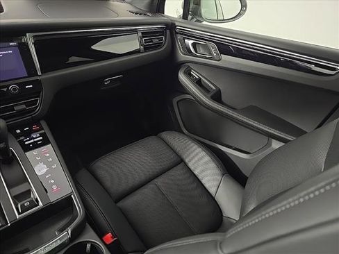 Certified 2025 Porsche Macan Turbo image 23