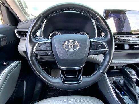Used 2021 Toyota Highlander Platinum FWD image 6