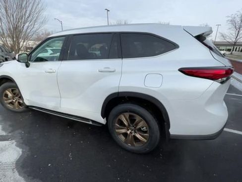 Used 2022 Toyota Highlander Bronze Edition image 6