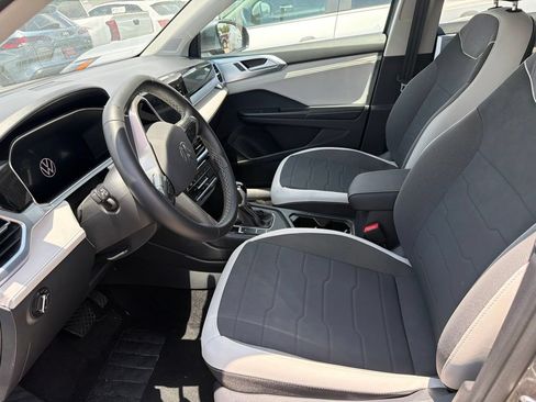 Used 2026 Volkswagen Taos SE FWD image 2