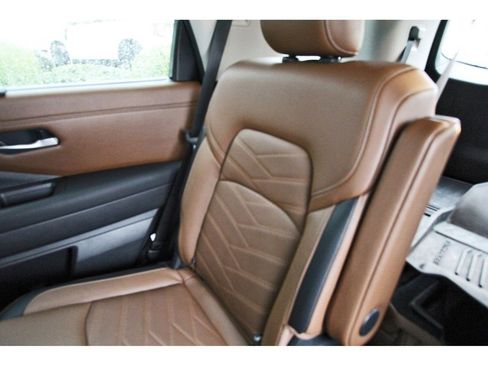 Used 2024 Nissan Pathfinder Platinum FWD image 11