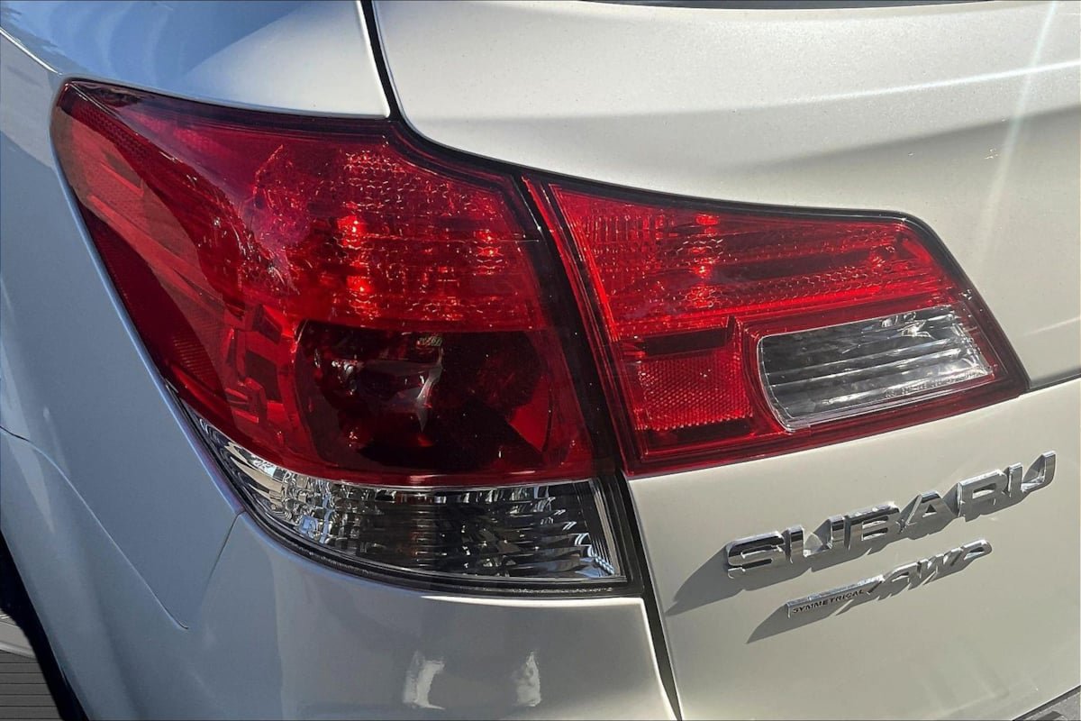 Used 2014 Subaru Outback 2.5i Limited w/ Moonroof Package AWD/4WD image 22