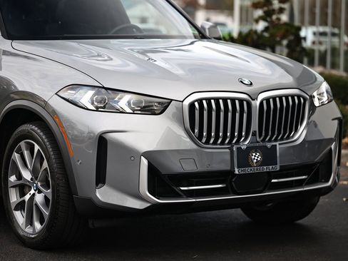 Used 2025 BMW X5 sDrive40i w/ Climate Comfort Package image 2