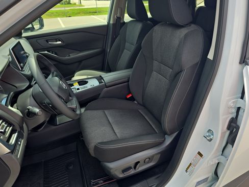 Used 2025 Nissan Rogue SV FWD image 16