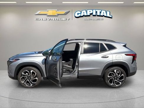 Used 2024 Chevrolet Trax RS w/ Sunroof Package FWD image 9