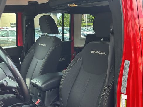 Used 2018 Jeep Wrangler Unlimited Sahara w/ Connectivity Group AWD/4WD image 10