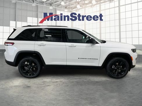 Used 2025 Jeep Grand Cherokee Altitude AWD/4WD image 6