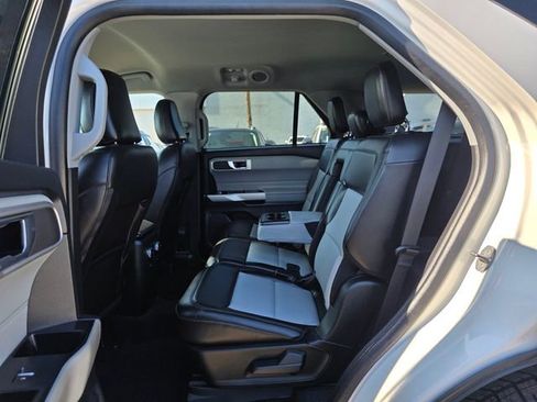 Used 2022 Ford Explorer XLT image 16