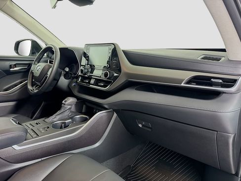 Used 2021 Toyota Highlander XLE image 28