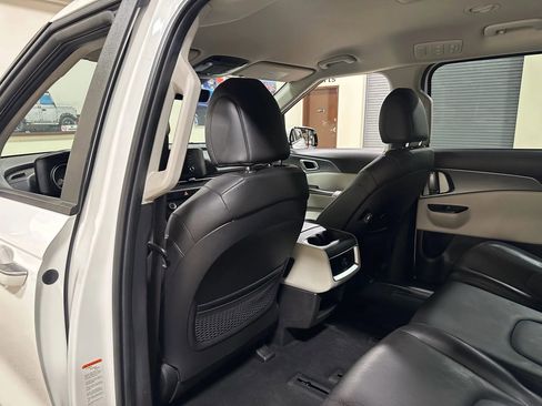 Used 2023 Kia Carnival LX image 19
