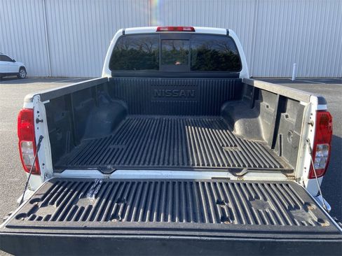 Used 2015 Nissan Frontier SV image 9