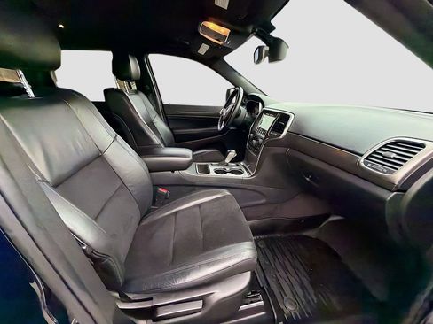 Used 2018 Jeep Grand Cherokee Laredo image 30