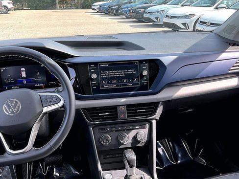 Certified 2022 Volkswagen Taos SE w/ Panoramic Sunroof Package image 20