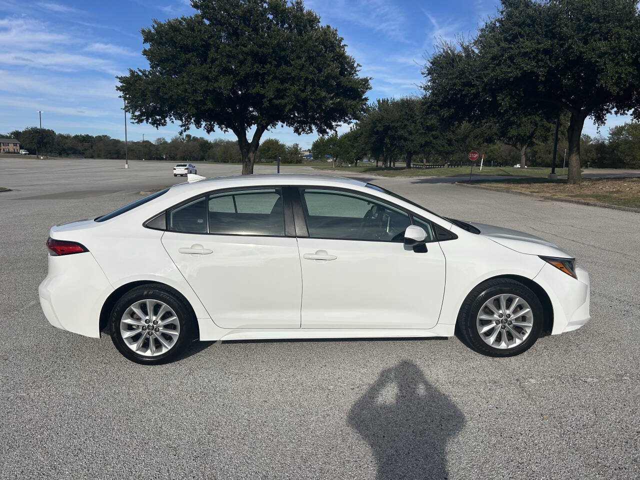 Used 2021 Toyota Corolla LE w/ LE Convenience Package FWD image 4