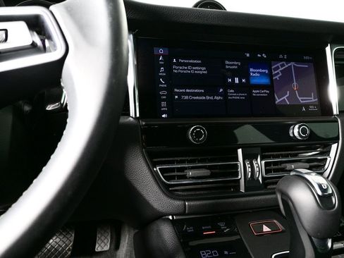 Certified 2025 Porsche Macan image 13