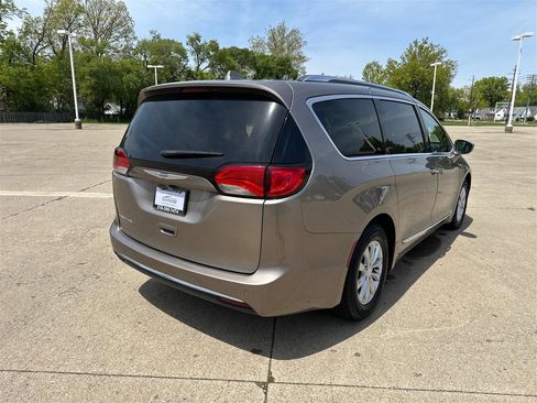 Used 2018 Chrysler Pacifica Touring-L FWD image 23