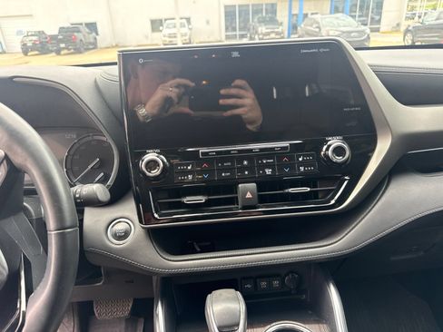 Used 2020 Toyota Highlander Limited FWD image 14