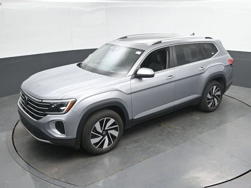 Used 2025 Volkswagen Atlas SEL AWD/4WD image 32