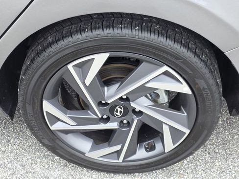 Used 2025 Hyundai Elantra SEL image 24