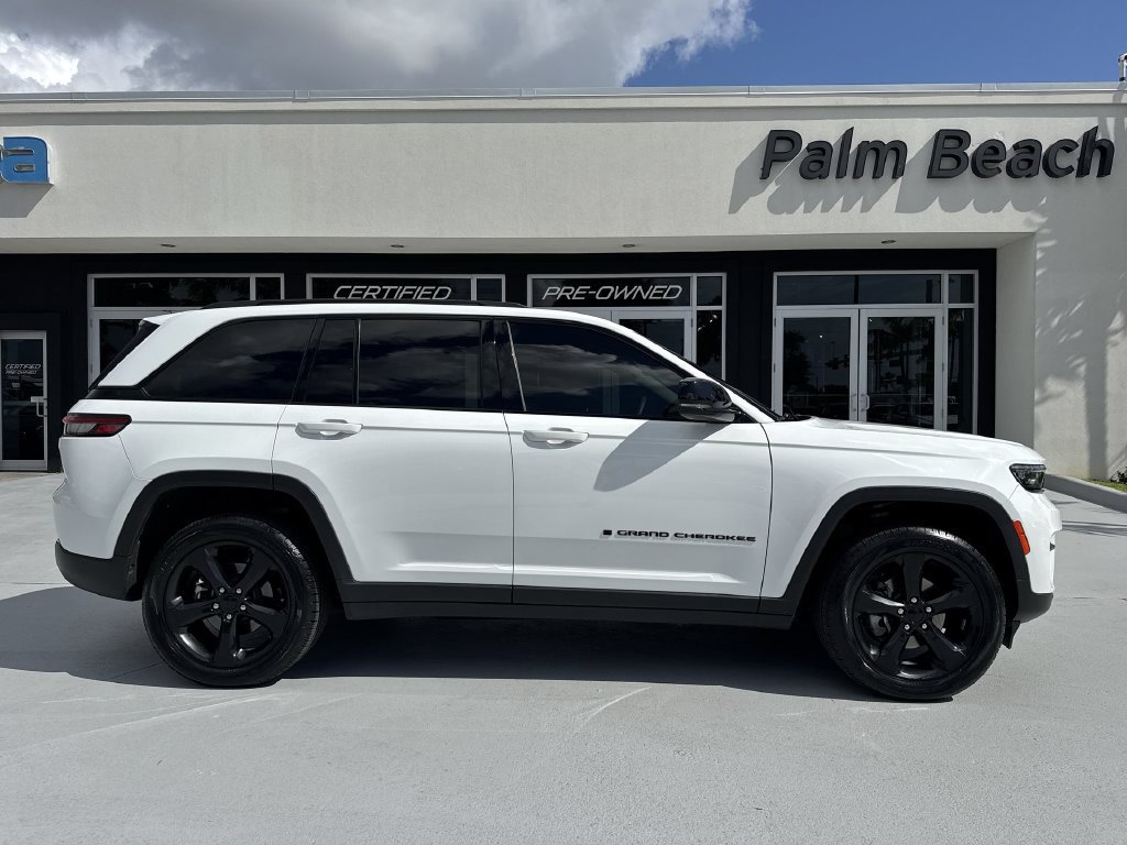 Used 2022 Jeep Grand Cherokee Altitude AWD/4WD image 23