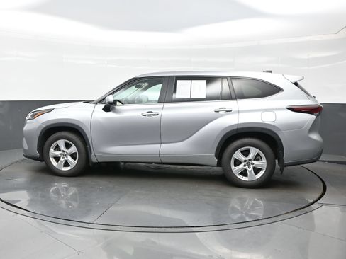 Used 2024 Toyota Highlander LE AWD/4WD image 3