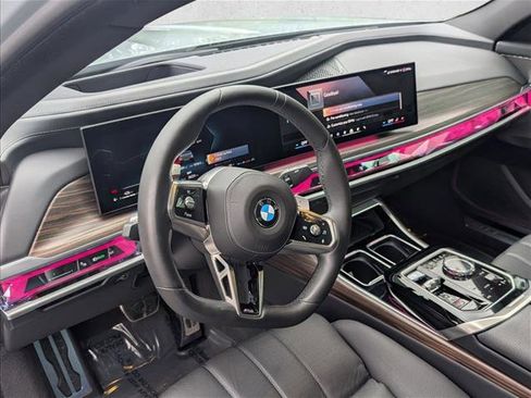 Used 2023 BMW 740i image 11
