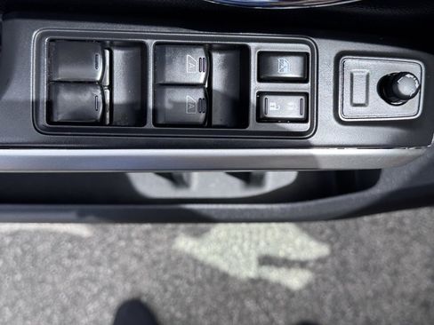 Used 2022 Nissan Titan SV image 17