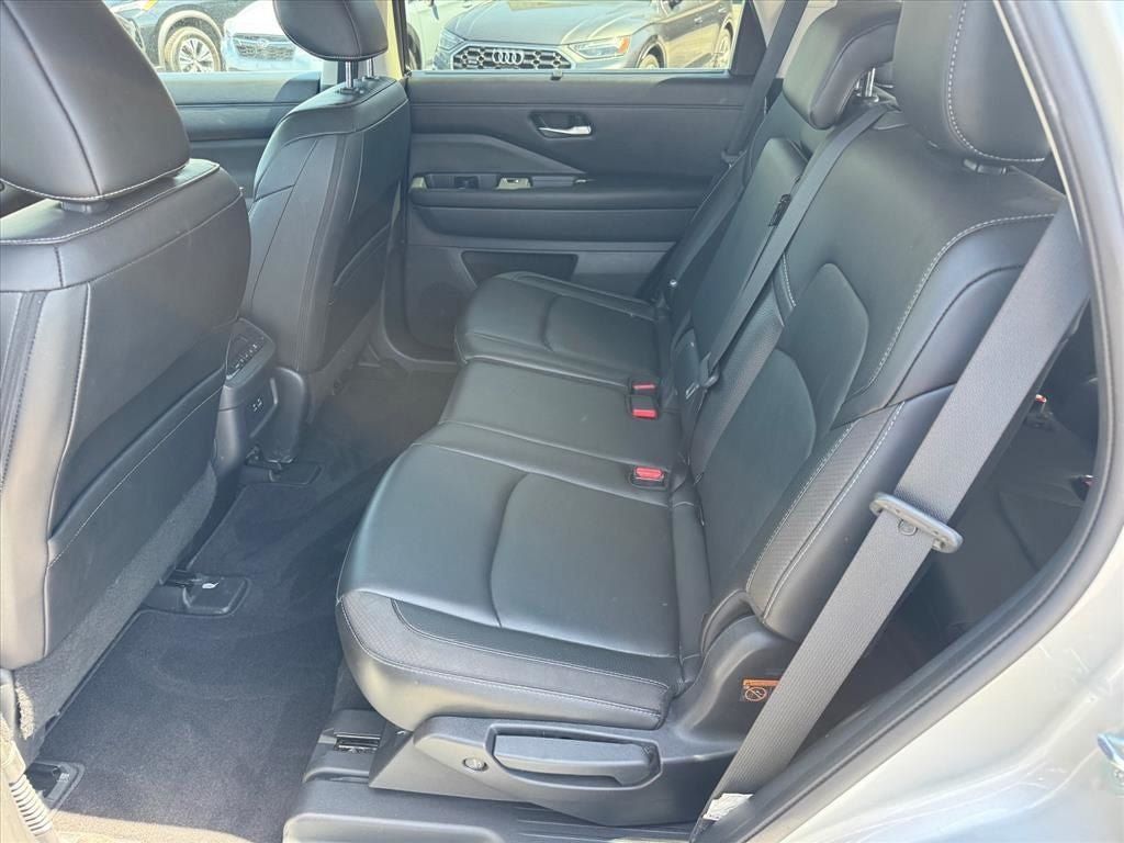 Used 2023 Nissan Pathfinder SL AWD/4WD image 13