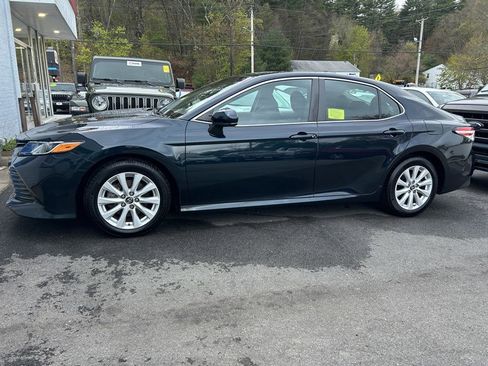 Used 2018 Toyota Camry LE FWD image 1