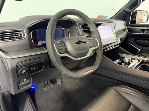 Used 2025 Jeep Wagoneer 4WD image 23