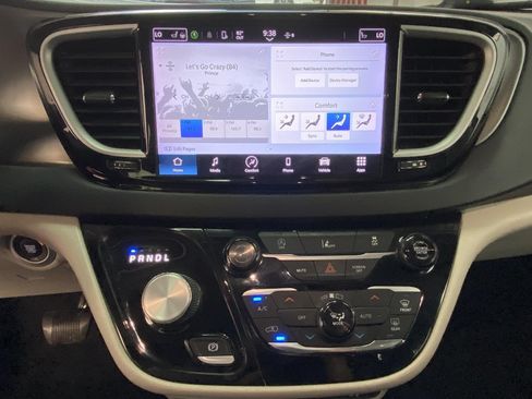 Used 2022 Chrysler Pacifica Touring-L FWD image 22