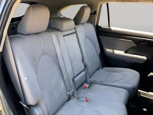 Used 2021 Toyota Highlander LE FWD image 20