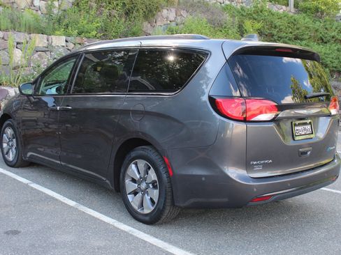 Used 2018 Chrysler Pacifica Limited w/ Advanced Safetytec Group FWD image 7