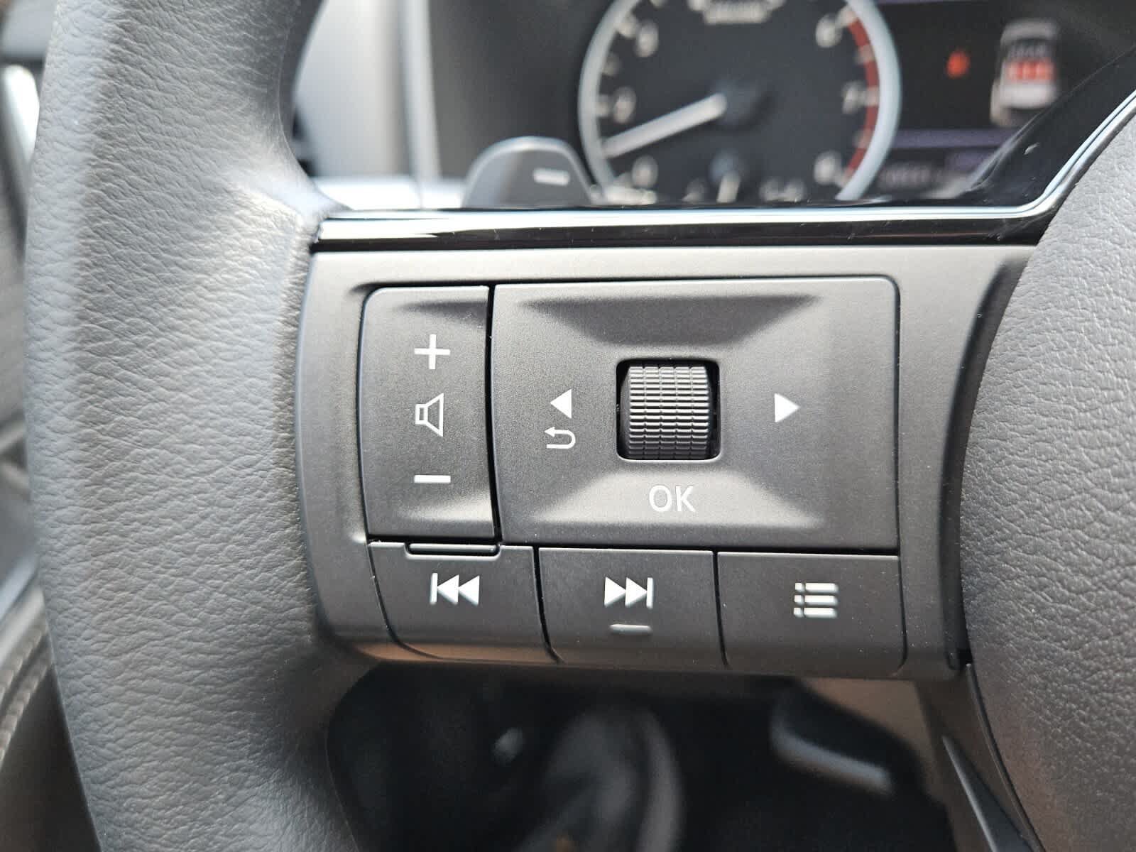 Used 2023 Nissan Rogue SV FWD image 12