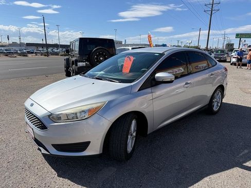 Used 2017 Ford Focus SE FWD image 2
