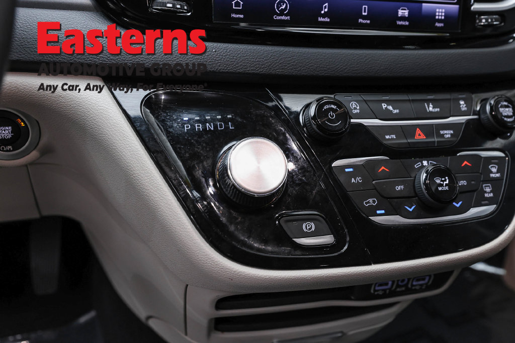 Used 2023 Chrysler Pacifica Touring-L FWD image 14