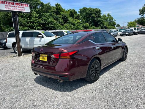 Used 2024 Nissan Altima 2.5 SV FWD image 2