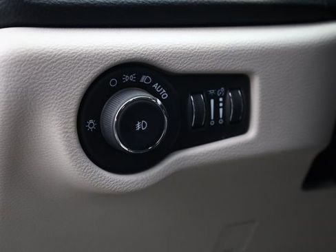 Used 2024 Chrysler Pacifica Limited image 12