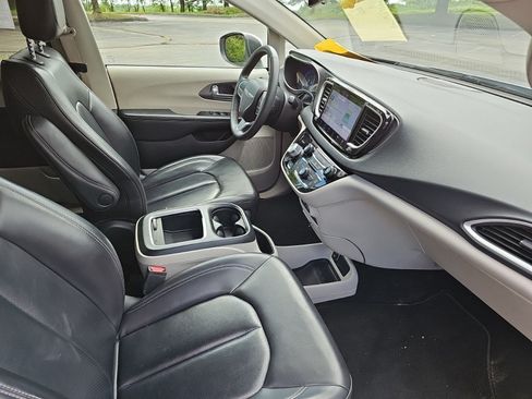 Used 2023 Chrysler Pacifica Touring-L FWD image 11