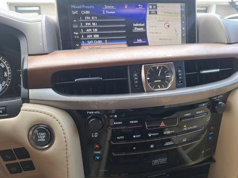 Used 2021 Lexus LX 570 4WD w/ Luxury Package image 11