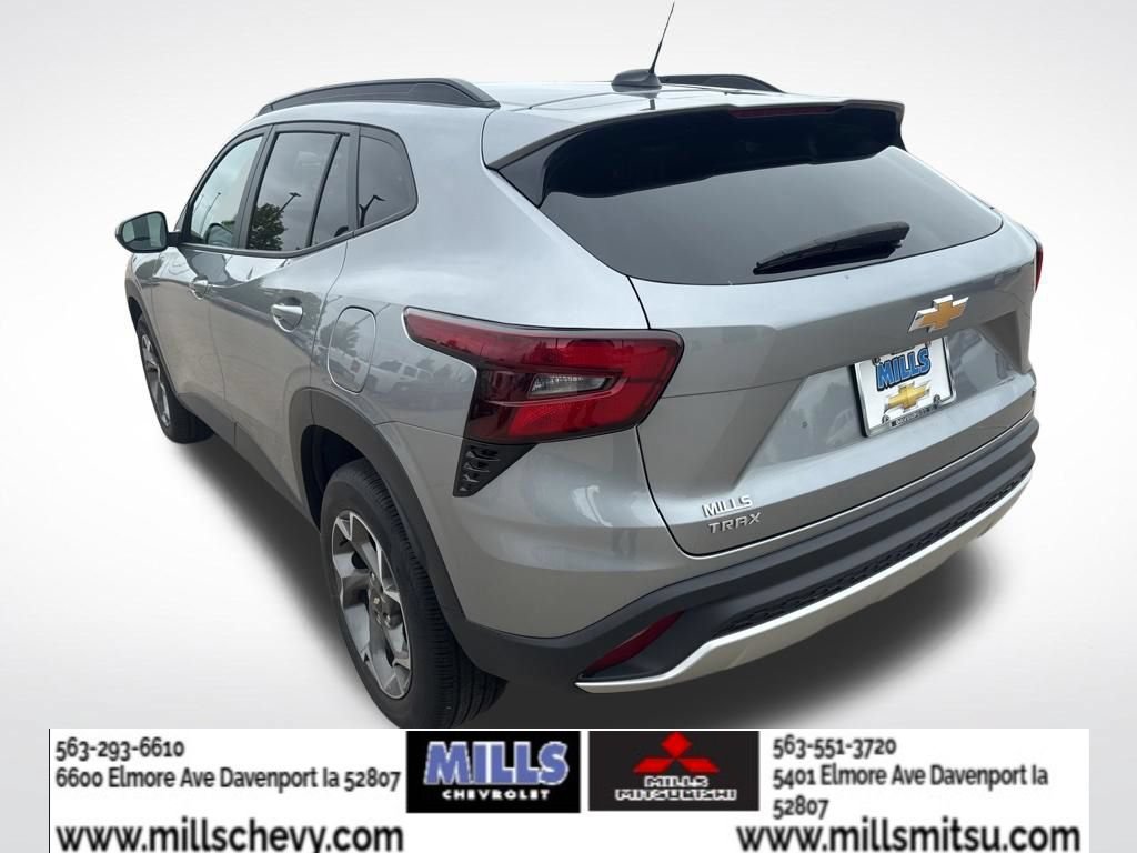 Used 2025 Chevrolet Trax LT w/ LT Convenience Package FWD image 4