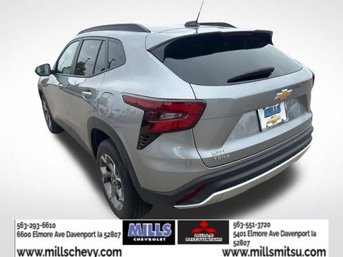 Used 2025 Chevrolet Trax LT w/ LT Convenience Package FWD image 4