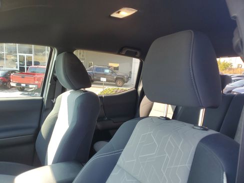 Used 2022 Toyota Tacoma TRD Sport image 16