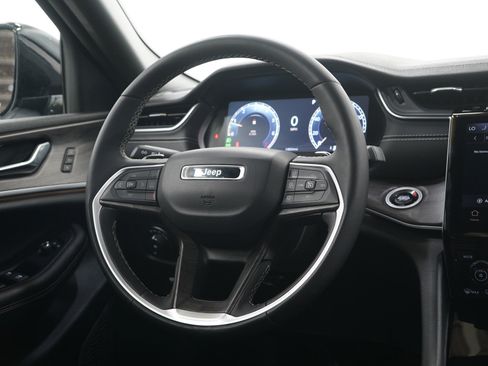 Used 2024 Jeep Grand Cherokee L Limited AWD/4WD image 16