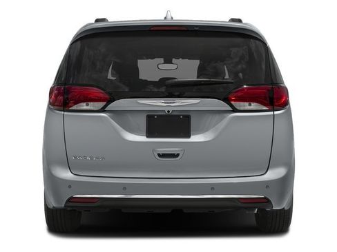 Used 2017 Chrysler Pacifica Limited FWD image 8