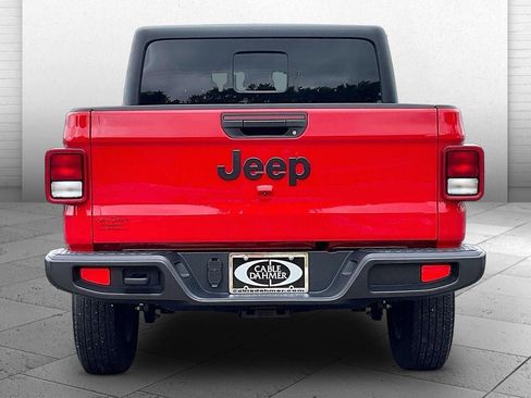Used 2024 Jeep Gladiator Sport AWD/4WD image 3