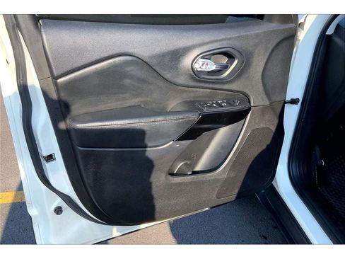 Used 2019 Jeep Cherokee Latitude Plus AWD/4WD image 24