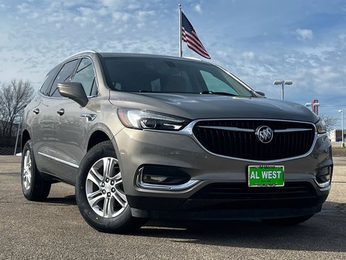 Used 2018 Buick Enclave Essence image 2
